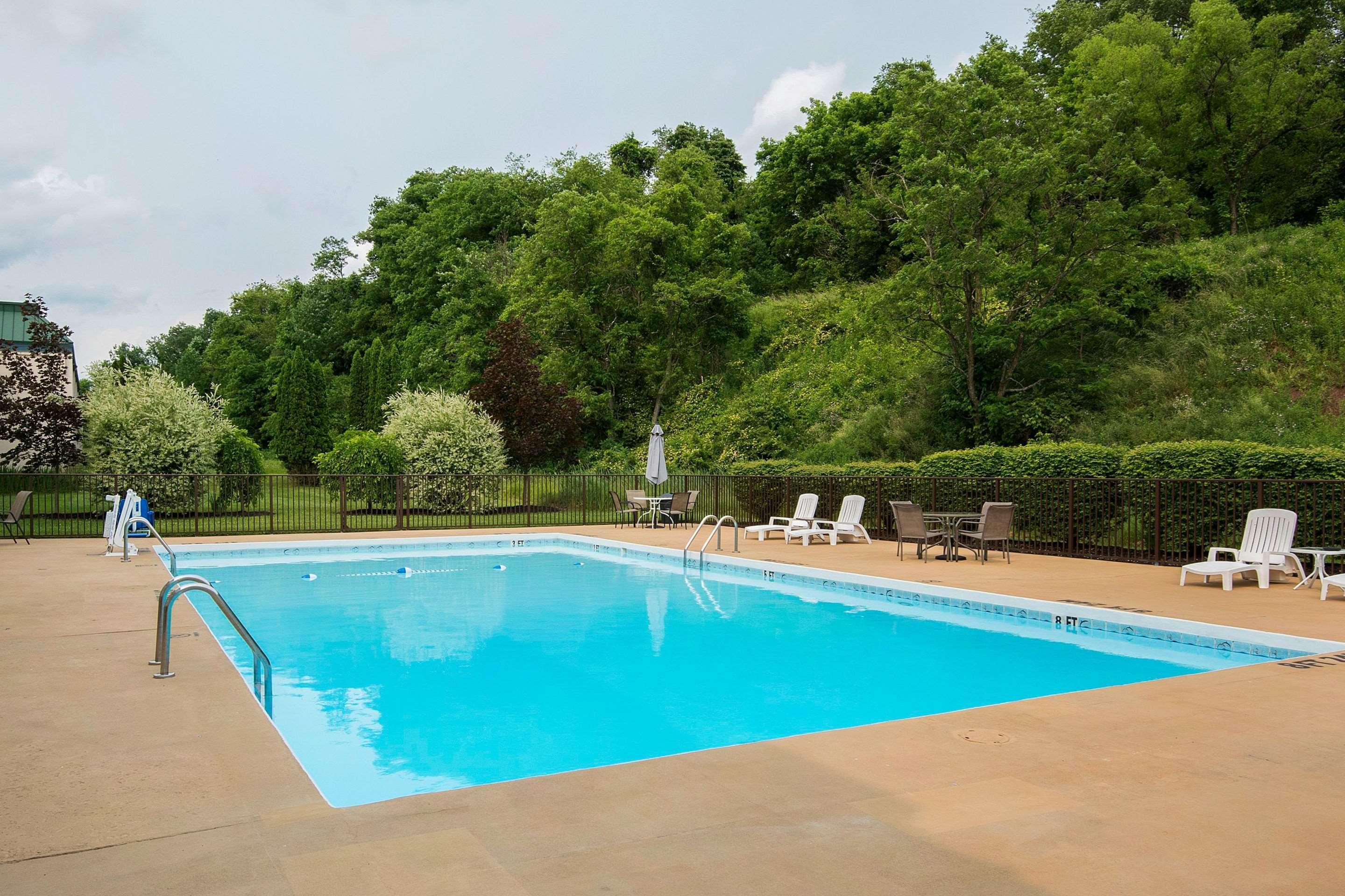 Suburban Extended Stay Hotel Fairmont Esterno foto