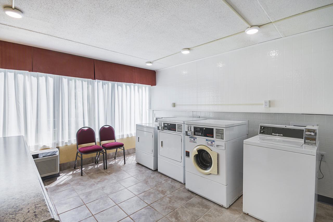 Suburban Extended Stay Hotel Fairmont Esterno foto